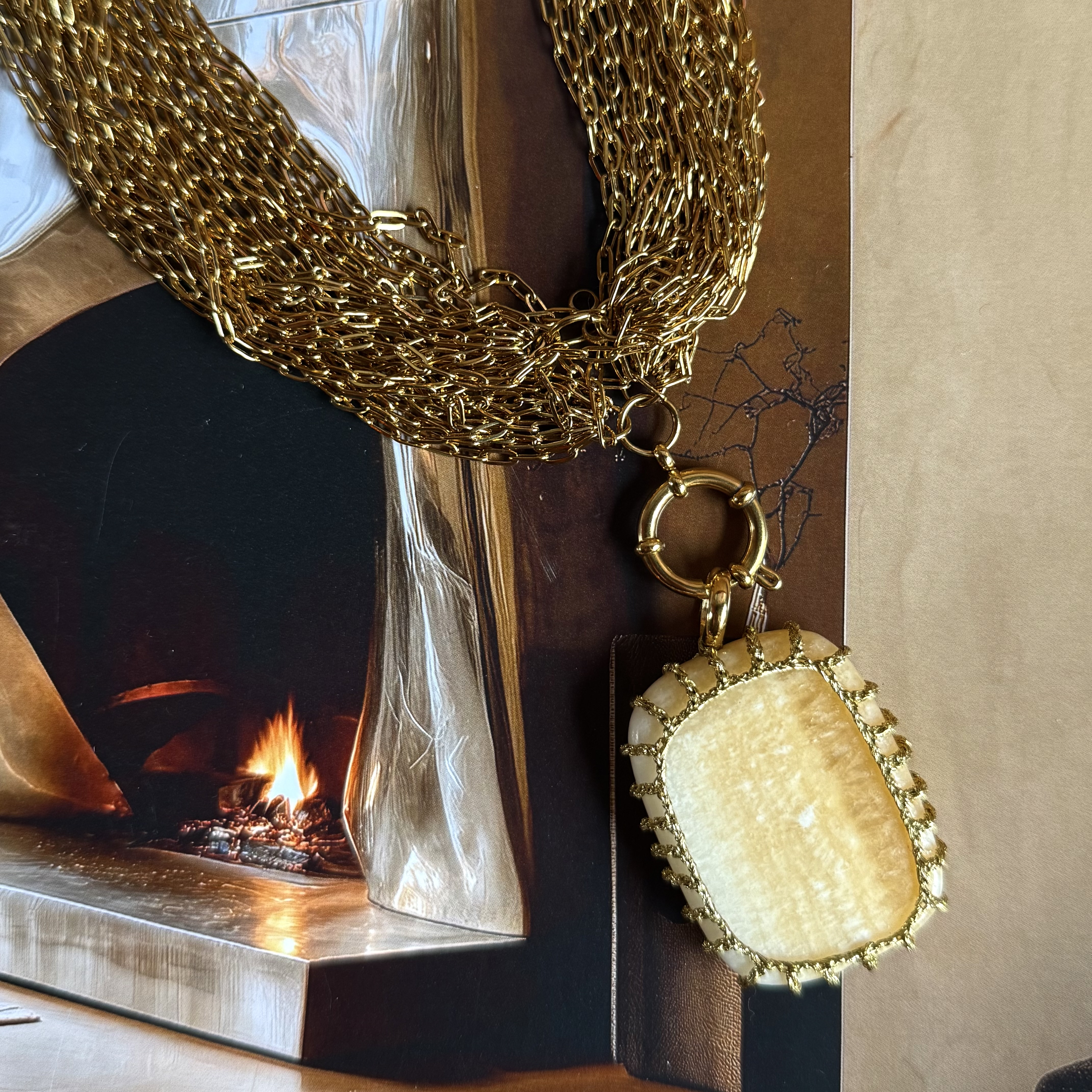 Collier doré avec pierre brésilienne 