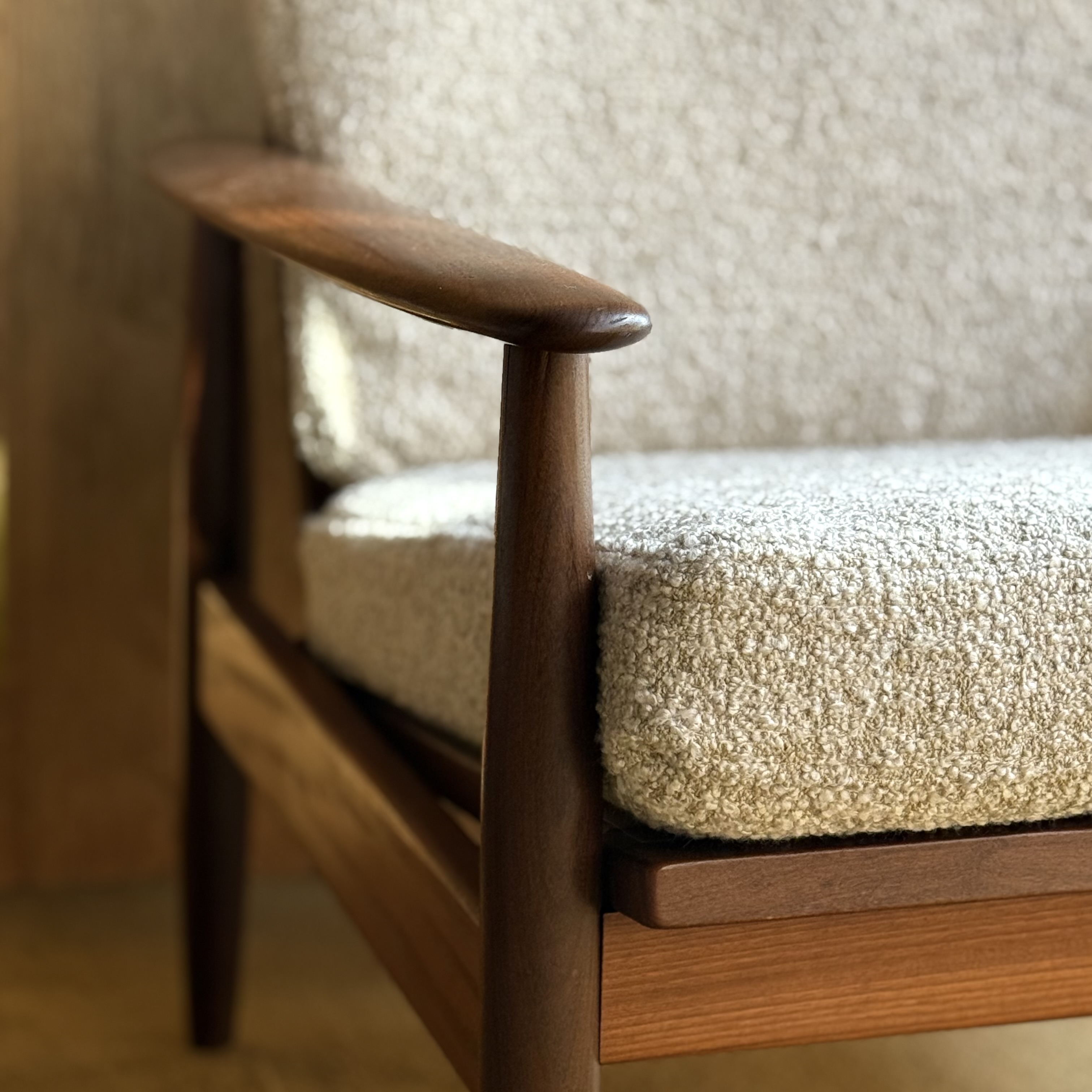 Paire de fauteuils, bois foncé - Pièce Unique 4