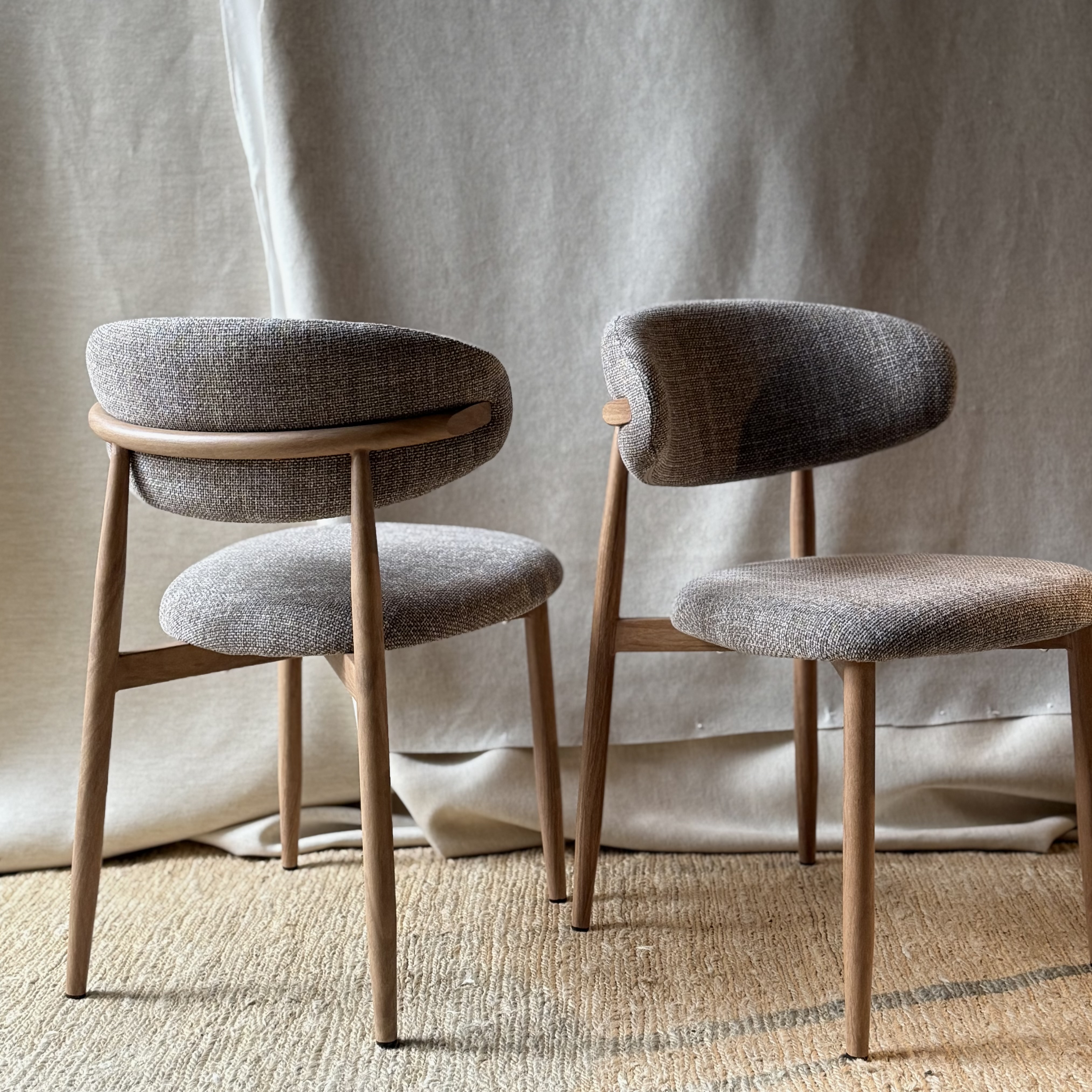 Chaises tissu beige moucheté 1